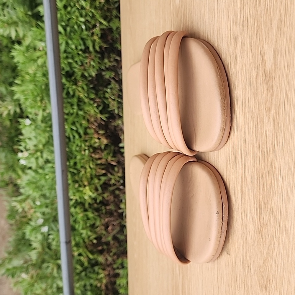 Tkees beige/tan slide Size 7 - Picture 2 of 10